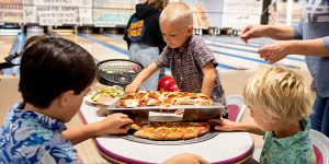 kids eating pizza